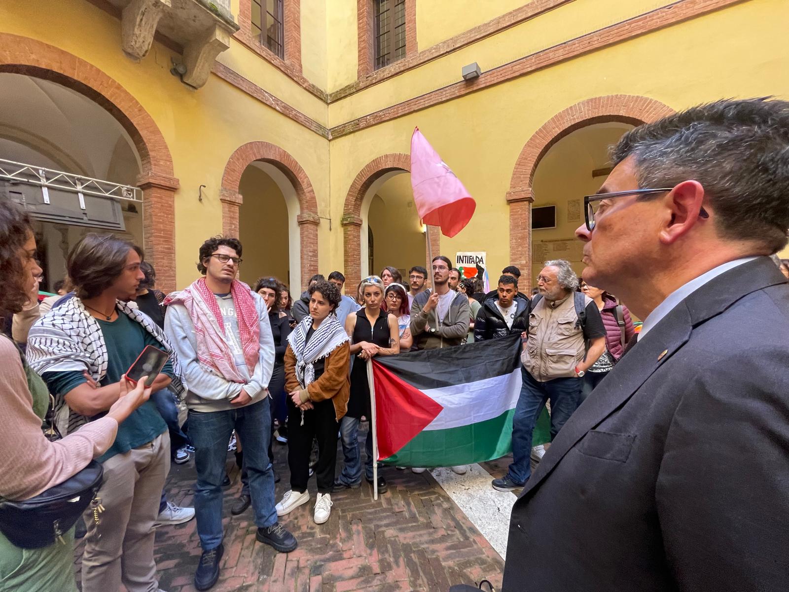 La TendiFada arriva in rettorato, nervi tesi nel faccia a faccia tra Di Pietra e gli studenti pro Gaza