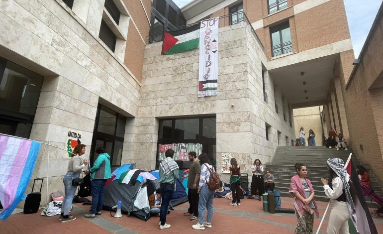 “Stop al genocidio”: gli studenti pro Palestina montano le tende e occupano l’Università di Siena