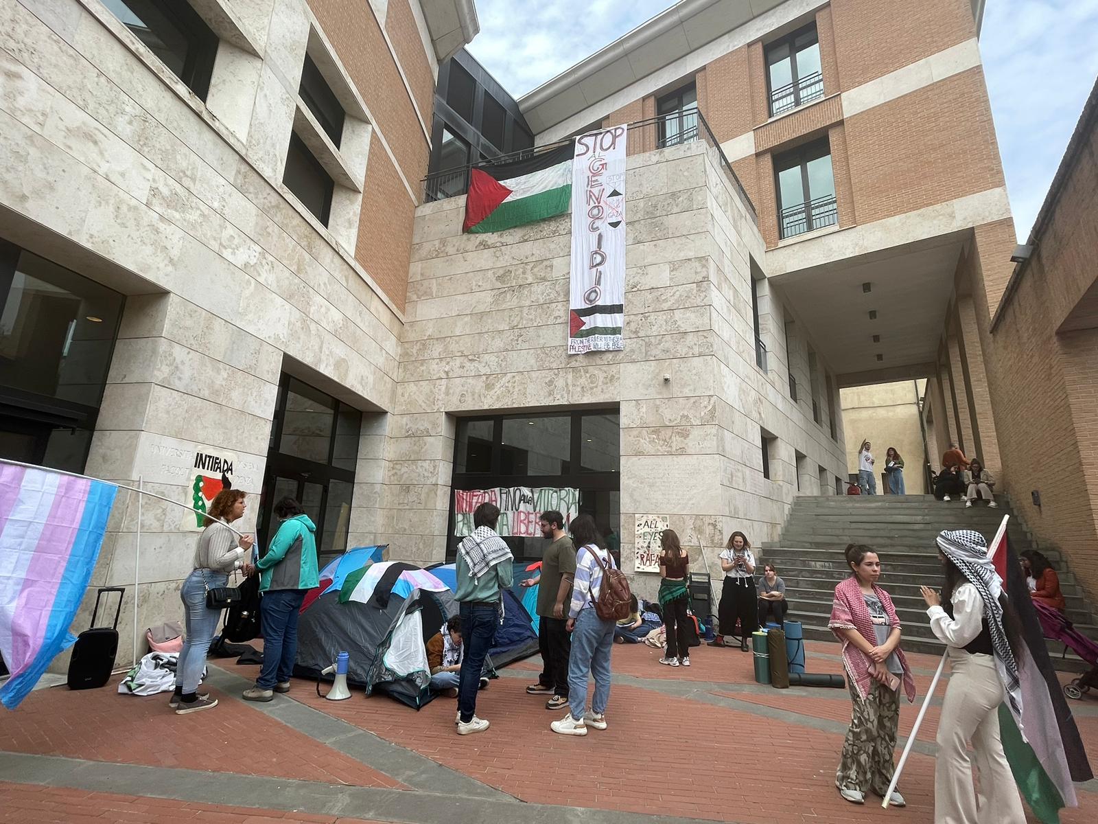 “Stop al genocidio”: gli studenti pro Palestina montano le tende e occupano l’Università di Siena