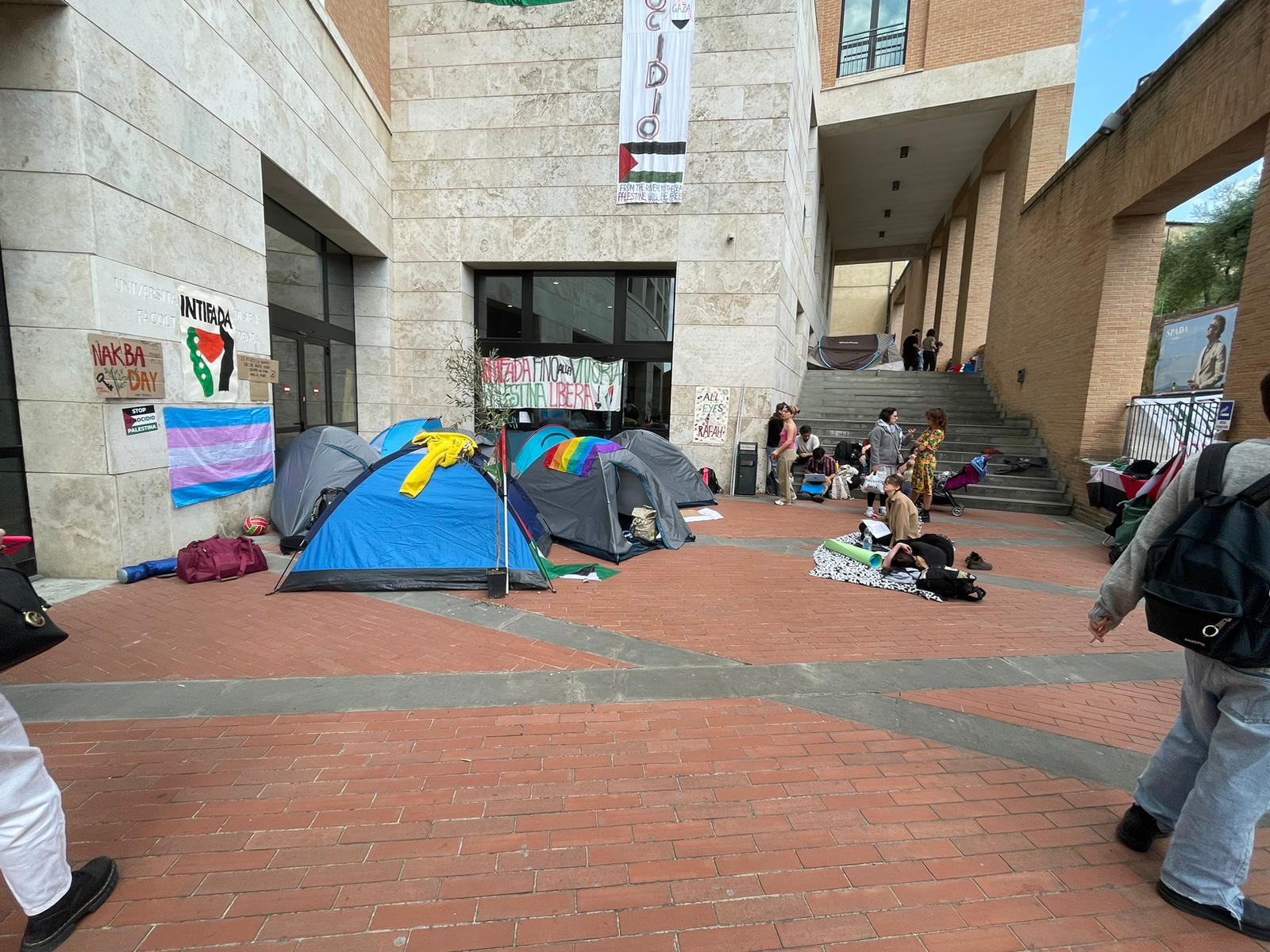 Tende pro Palestina, nel pomeriggio gli studenti in conclave scelgono se proseguire l’occupazione