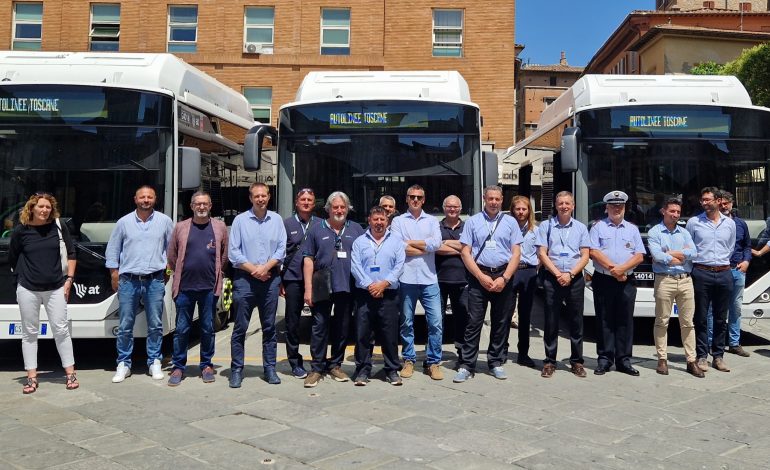 Siena, la flotta bus di At sempre più green. Arrivano 14 nuovi mezzi urbani alimentati a gas metano rifornibili nell’impianto dei Due Ponti