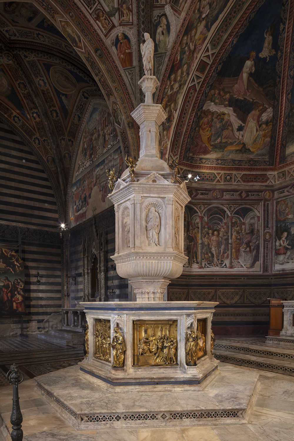 Il Fonte battesimale del Duomo di Siena restaurato. Torna a risplendere lo straordinario capolavoro in marmo, bronzo dorato e rame smaltato realizzato da Donatello, Jacopo della Quercia, Ghiberti e Giovanni di Turino