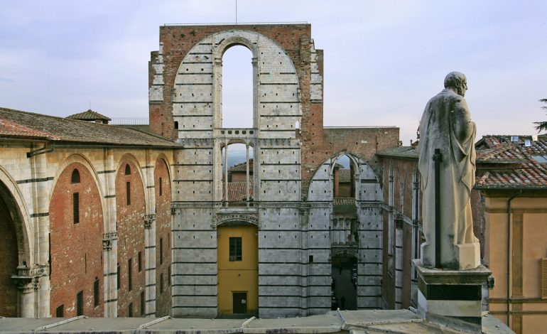 “I notturni dell’Opera”: visite guidate estive serali al Pavimento scoperto del Duomo di Siena, al Facciatone e al Fonte Battesimale restaurato