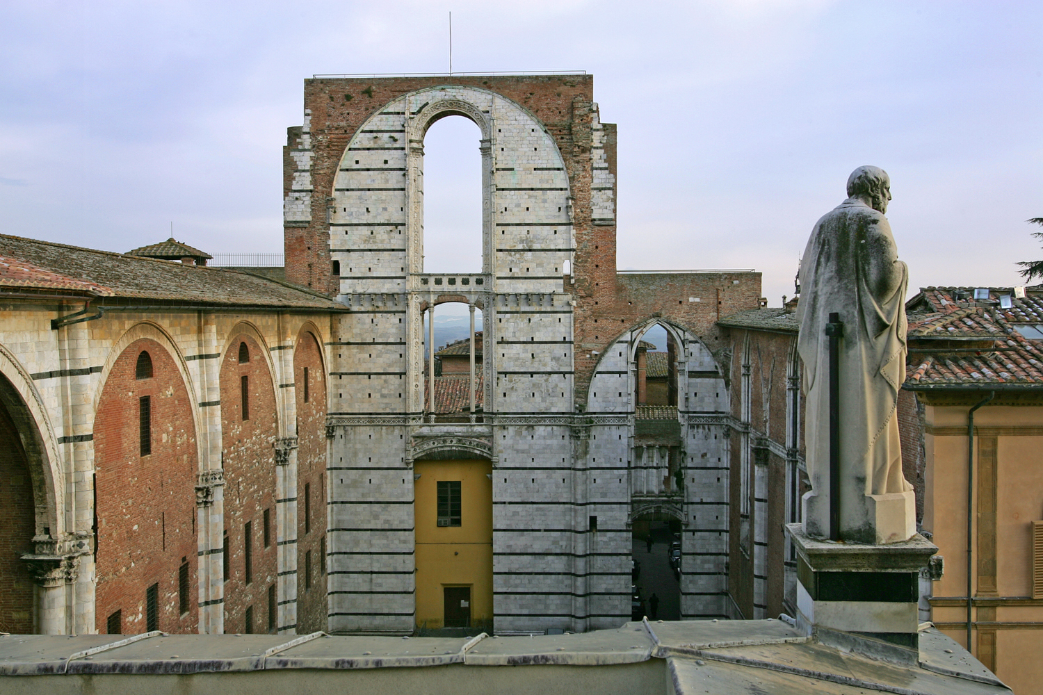 “I notturni dell’Opera”: visite guidate estive serali al Pavimento scoperto del Duomo di Siena, al Facciatone e al Fonte Battesimale restaurato