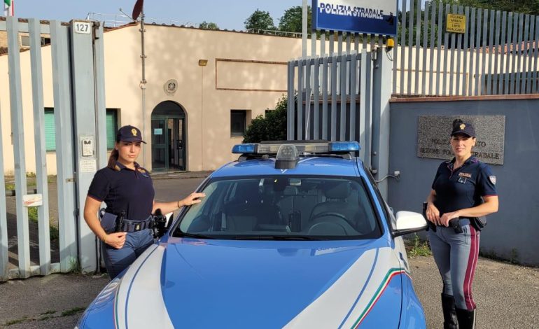 A piedi sulla corsia di sorpasso del raccordo autostradale Siena-Firenze: donna in stato confusionale salvata dagli agenti della Polizia Stradale