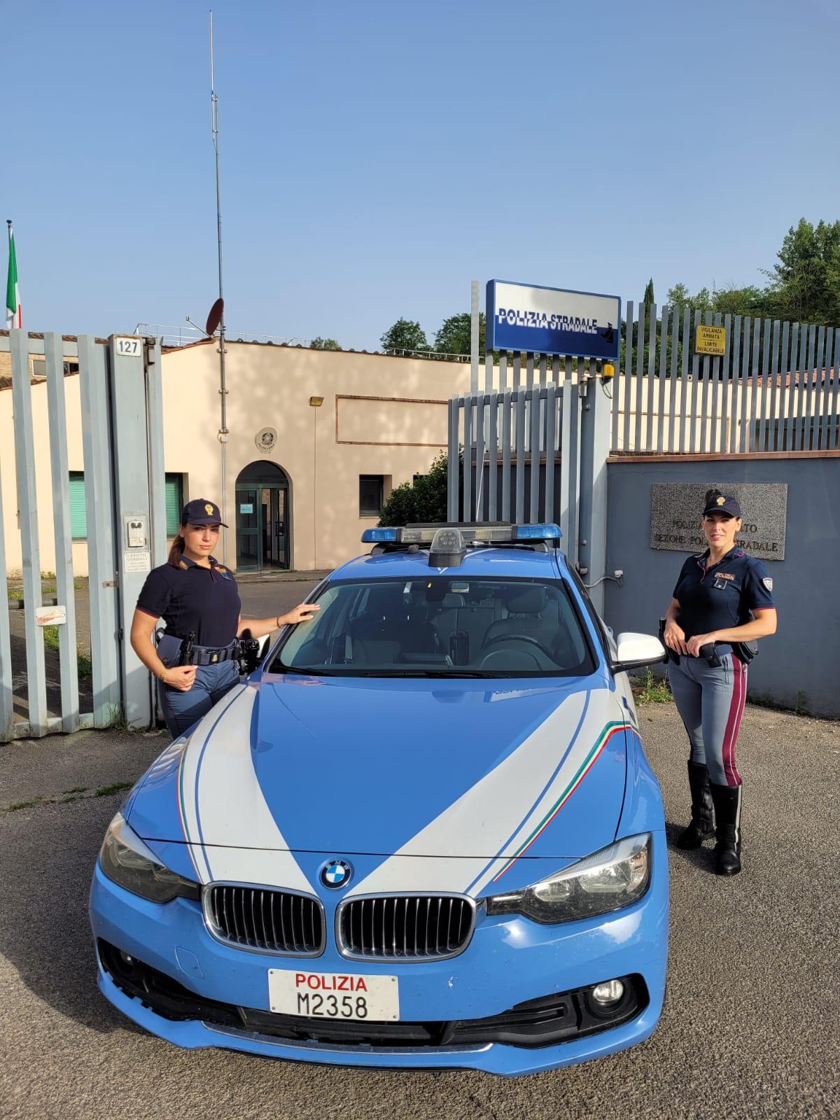 A piedi sulla corsia di sorpasso del raccordo autostradale Siena-Firenze: donna in stato confusionale salvata dagli agenti della Polizia Stradale