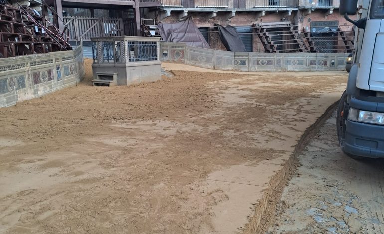 Il tufo arriva in Piazza del Campo. Circa 40 operai attivi dalle prime ore del mattino