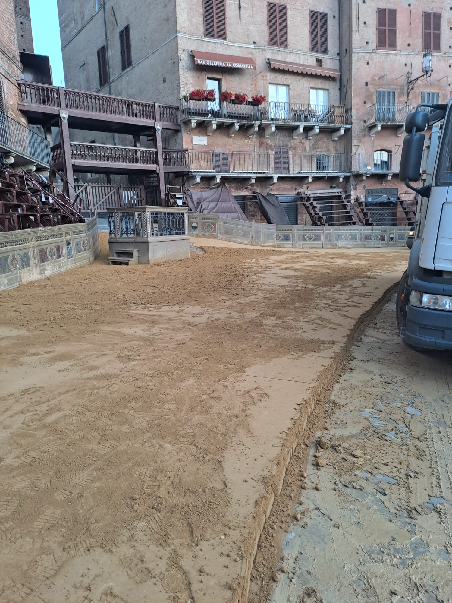 Il tufo arriva in Piazza del Campo. Circa 40 operai attivi dalle prime ore del mattino