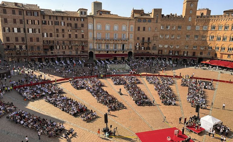 Graduation day, in piazza del Campo lanciano il tocco 800 neolaureati. Alla cerimonia dell’Università c’è Massimiliano Rosolino