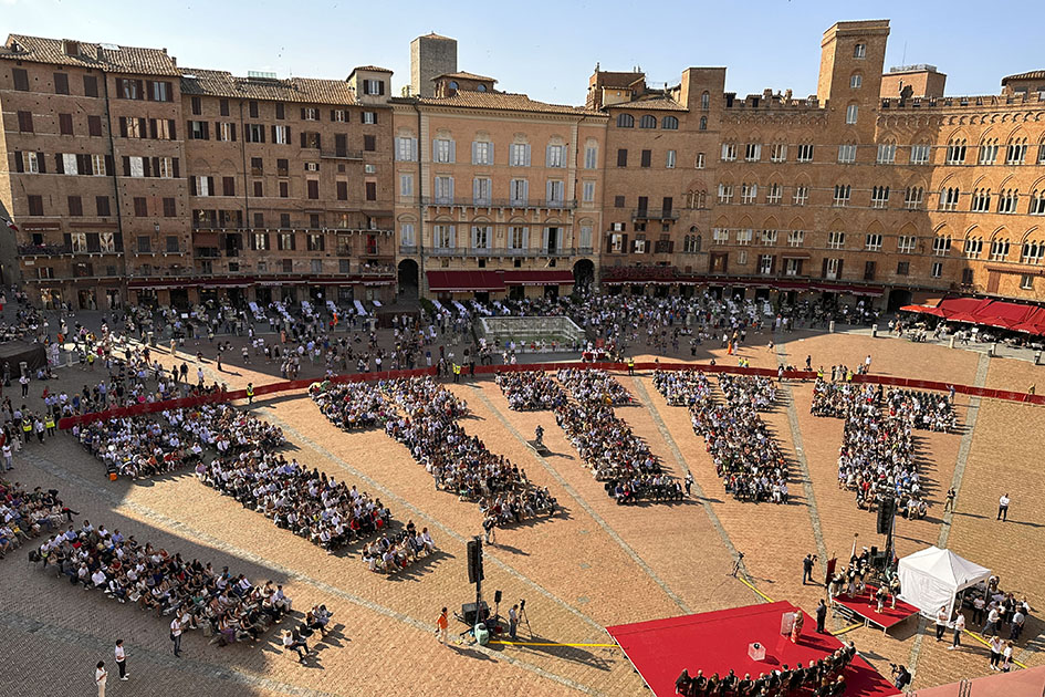 Graduation day, in piazza del Campo lanciano il tocco 800 neolaureati. Alla cerimonia dell’Università c’è Massimiliano Rosolino