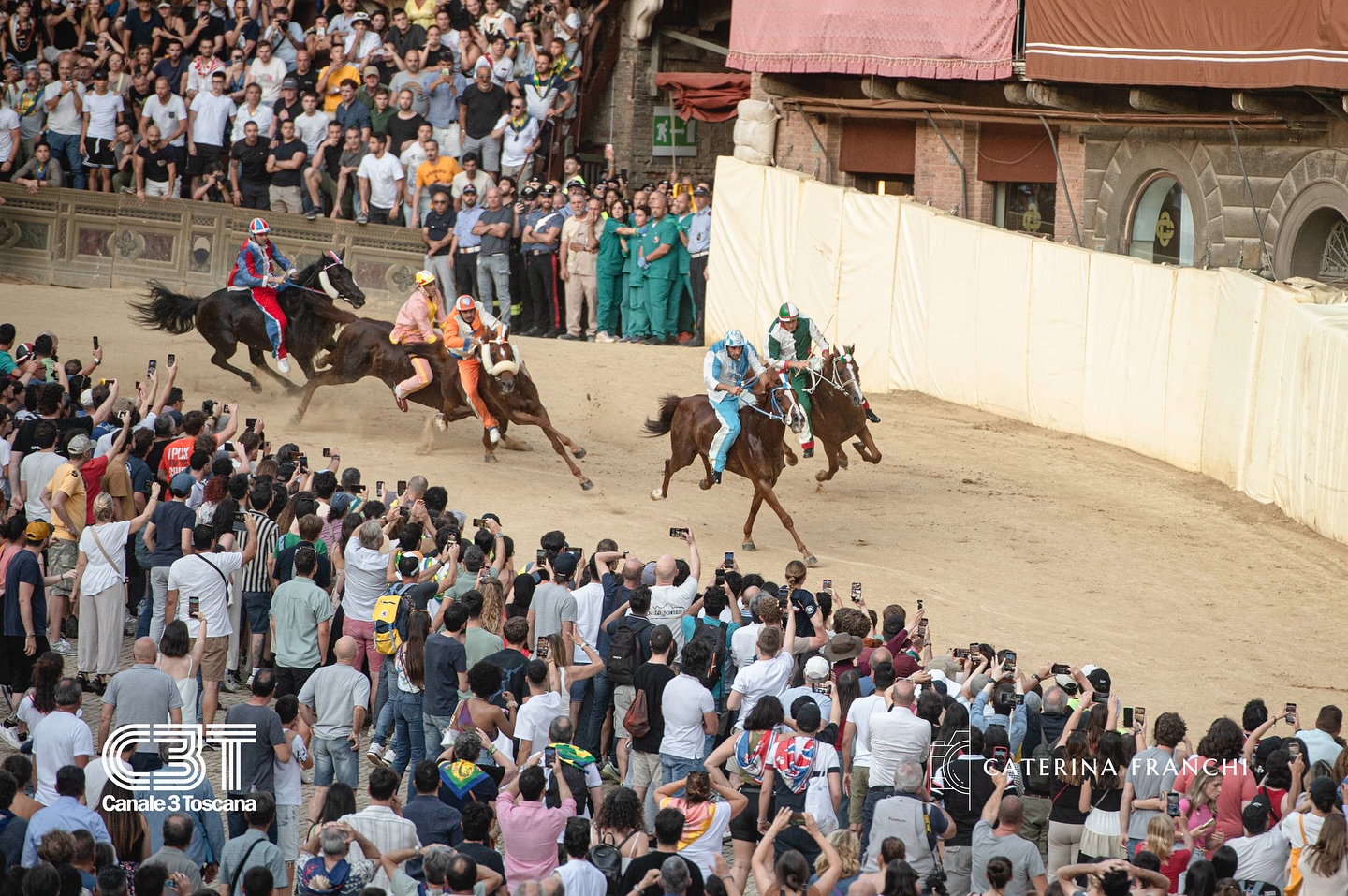 Palio di Provenzano, come stanno i fantini caduti a San Martino