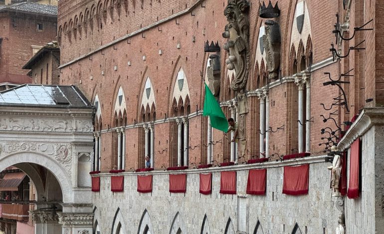 Ancora maltempo, rimandato di nuovo il Palio. Esposta la bandiera verde alle trifore di Palazzo Pubblico