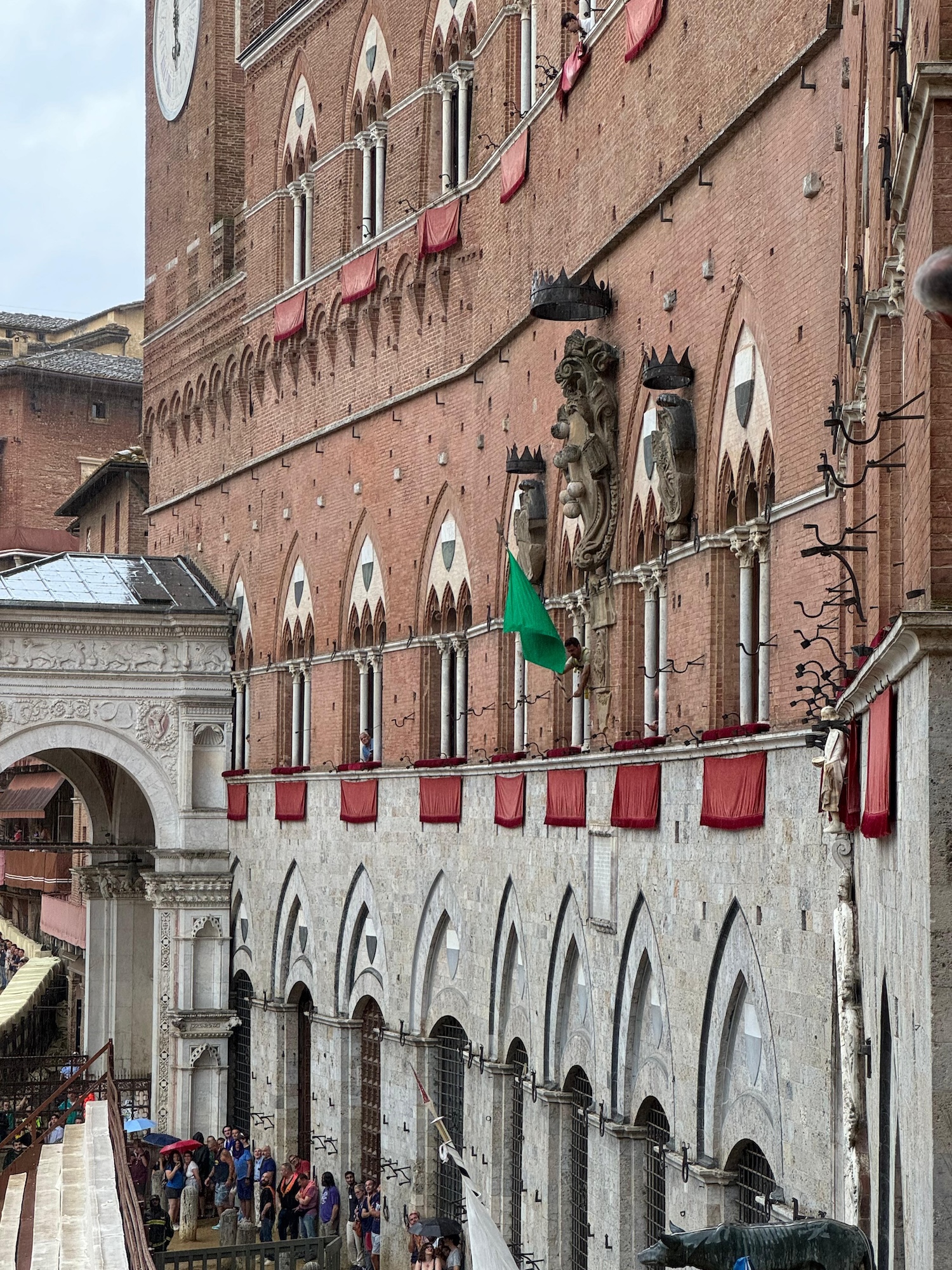 Ancora maltempo, rimandato di nuovo il Palio. Esposta la bandiera verde alle trifore di Palazzo Pubblico