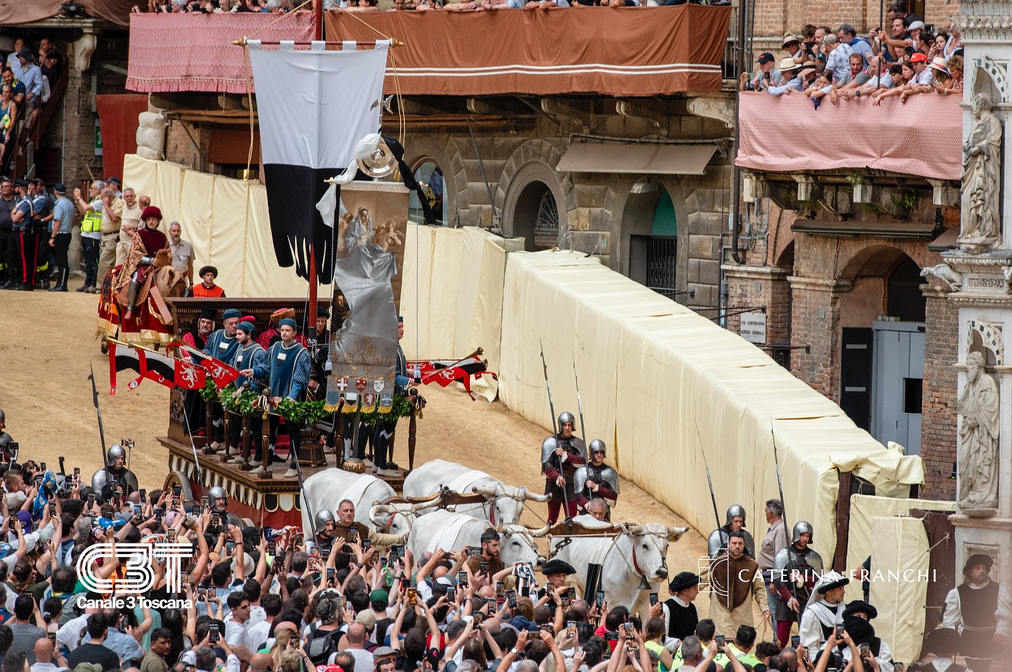 Palio, si corre il 4 luglio alle ore 19. Dopo il secondo rinvio ecco le decisioni del Sindaco di Siena