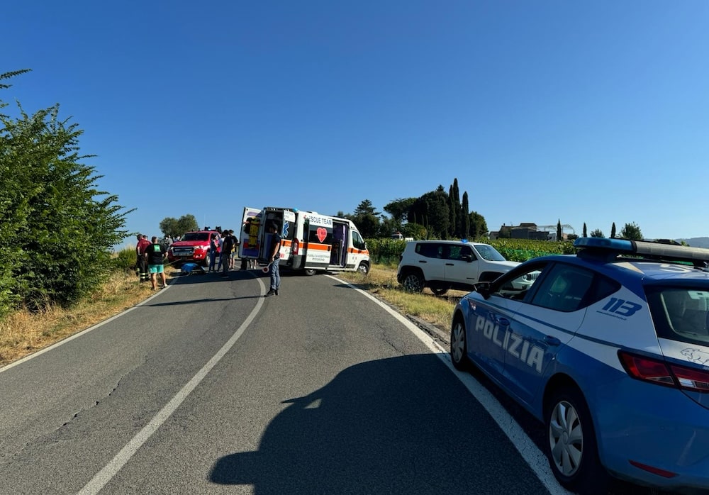 60enne cade con lo scooter in un dirupo nella notte. La Polizia, allertata dalla moglie, lo rintraccia e lo salva