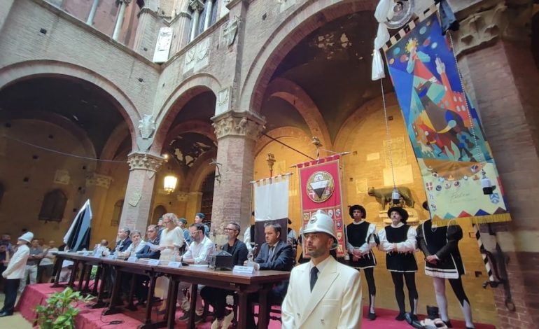 Barberi in corsa tra terreno e celeste nel Palio di Guasco. Svelato il Drappellone dedicato all’Assunta