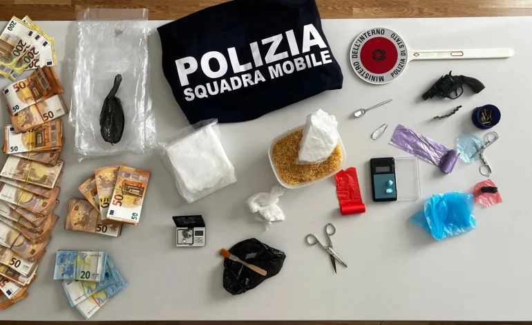 La polizia le becca in auto con la droga nella pochette: arrestate