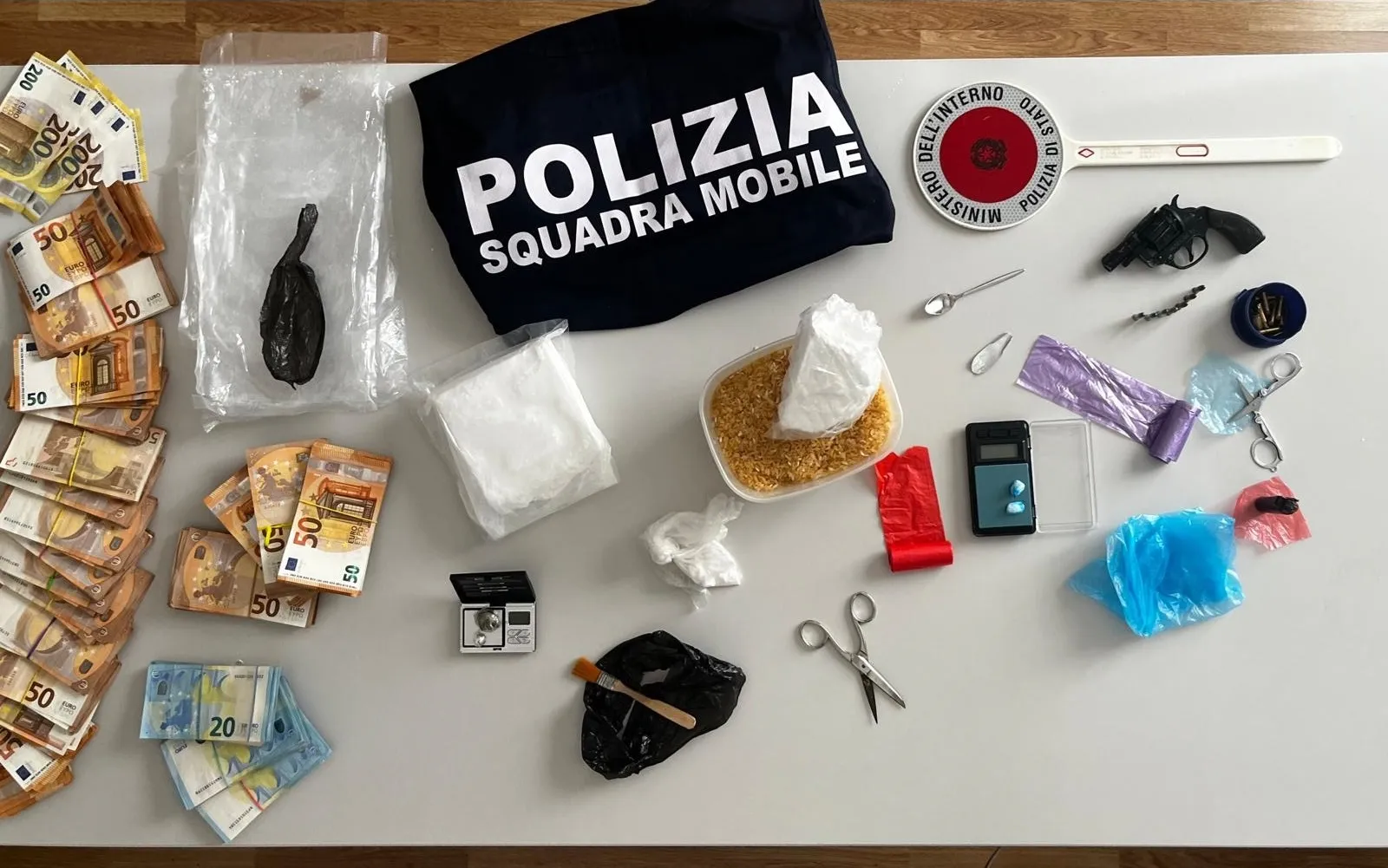 La polizia le becca in auto con la droga nella pochette: arrestate