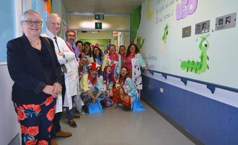 Le Scotte, inaugurati i nuovi dipinti all’ingresso e nel corridoio di Neuropsichiatria infantile. Li hanno realizzati i clown volontari di Nasienasi Vip Siena