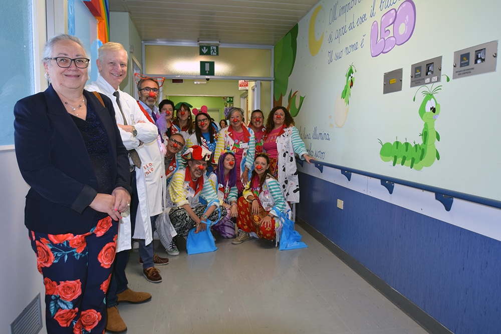 Le Scotte, inaugurati i nuovi dipinti all’ingresso e nel corridoio di Neuropsichiatria infantile. Li hanno realizzati i clown volontari di Nasienasi Vip Siena