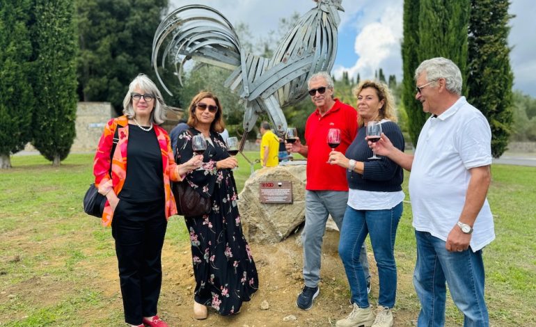 Decoro urbano, inaugurata l’opera “Il Gallo dei 100 anni” collocata nella rotonda di Montarioso