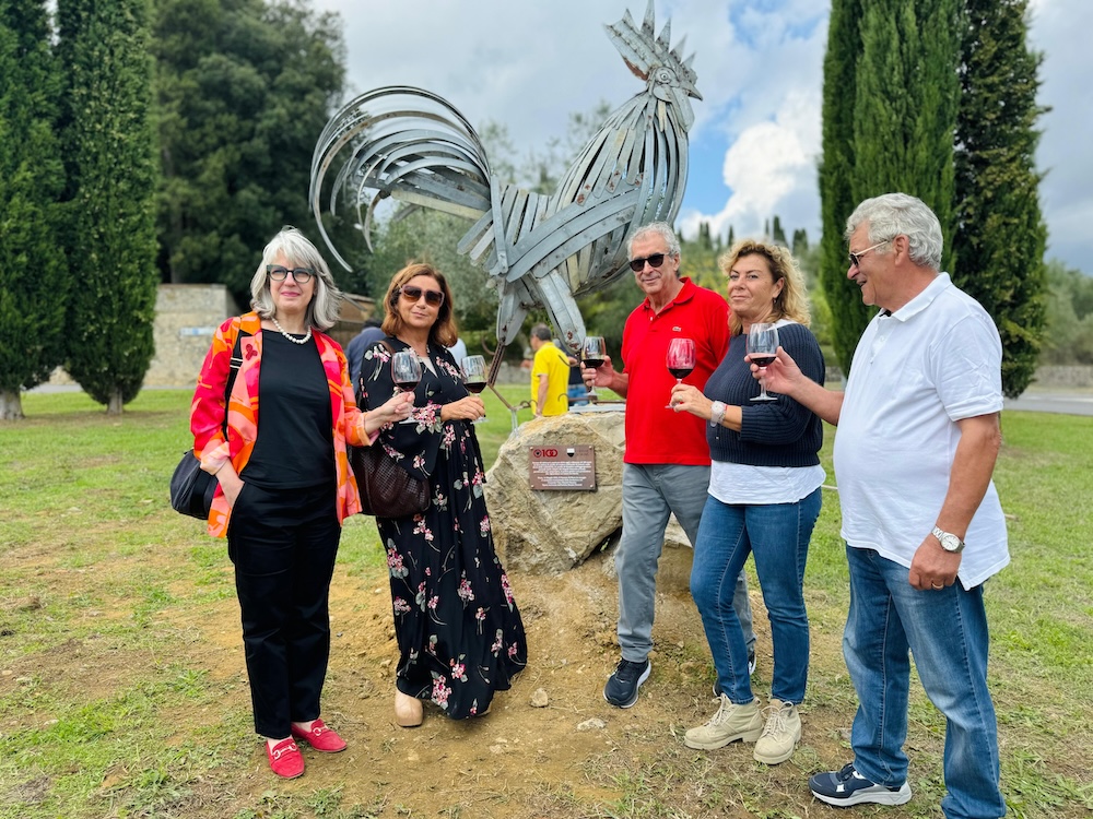 Decoro urbano, inaugurata l’opera “Il Gallo dei 100 anni” collocata nella rotonda di Montarioso