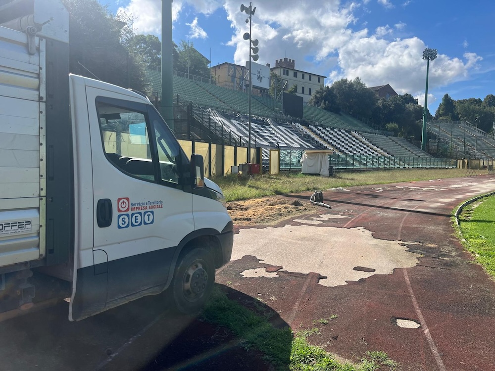 Proseguono i lavori di pulizia allo stadio Franchi. Cantiere dell’amministrazione comunale in collaborazione con Sigerico