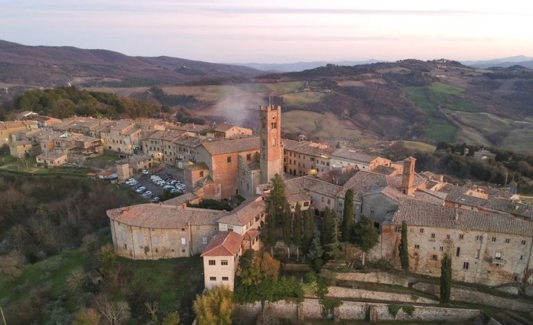 Antonia, Louis e i rianimatori dei piccoli centri. Aree interne e futuro: le “Aperidee” a Radicondoli. “Qui avviate 17 nuove attività”