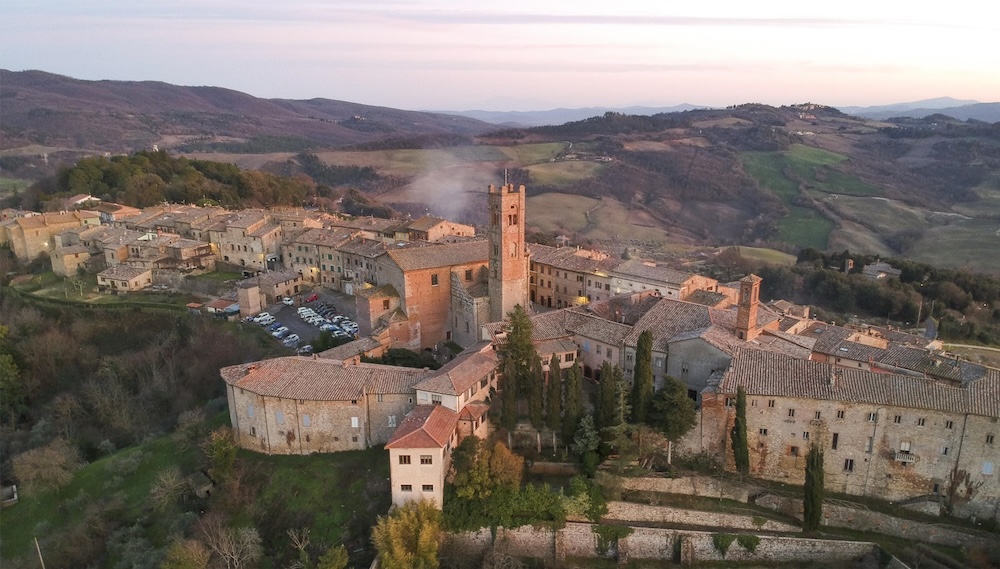 Antonia, Louis e i rianimatori dei piccoli centri. Aree interne e futuro: le “Aperidee” a Radicondoli. “Qui avviate 17 nuove attività”