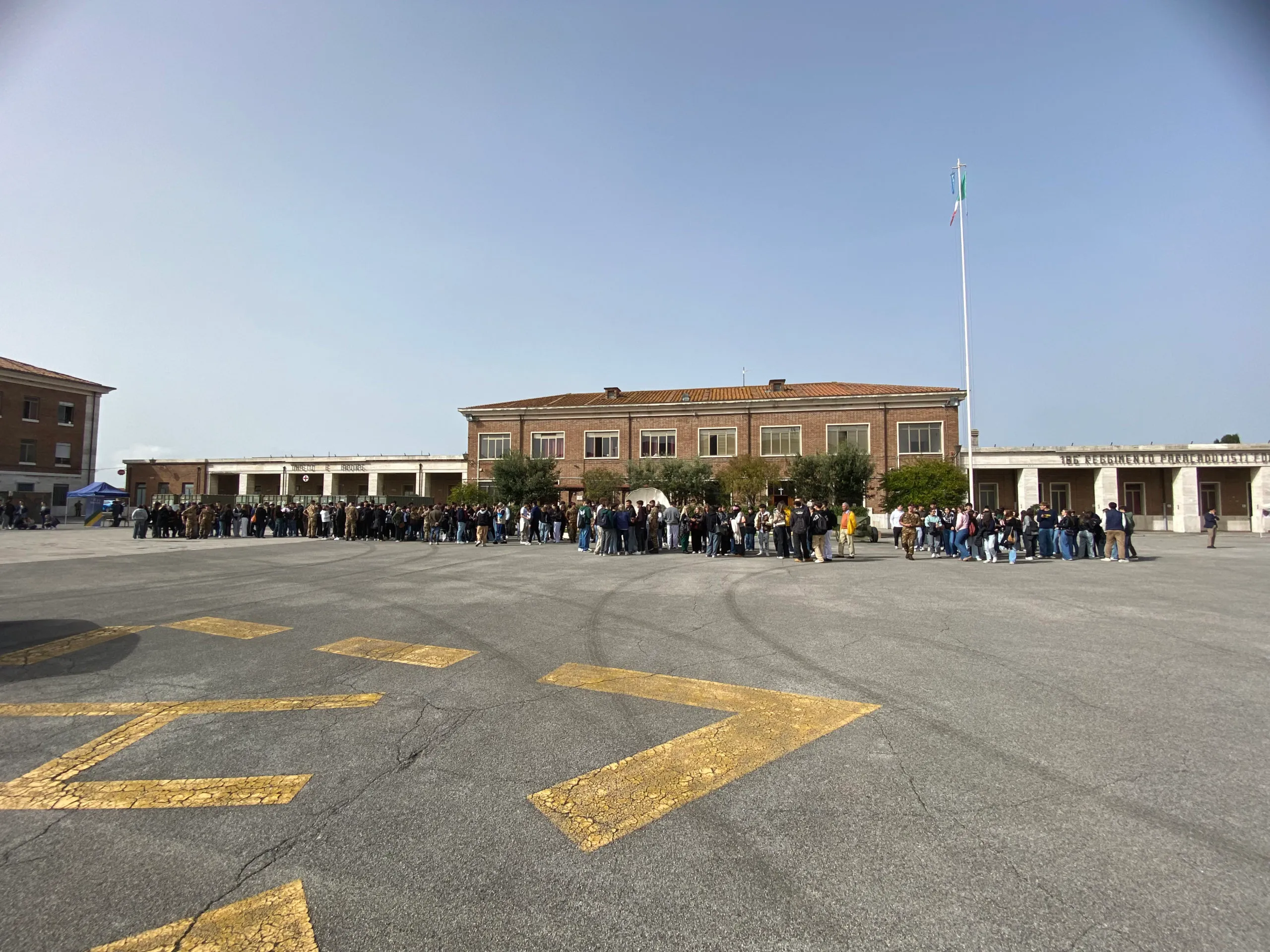 Oltre mille studenti in visita alla Caserma Bandini per gli incontri con le forze dell’ordine. Lapi: “Un momento educativo per i ragazzi”