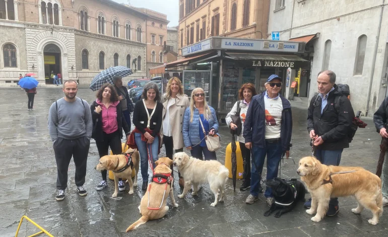 I cani guida dell’Uici si prendono la scena in città e a scuola nella loro giornata. Pecorelli: “Far conoscere la nostra realtà aumenterà anche il volontariato”