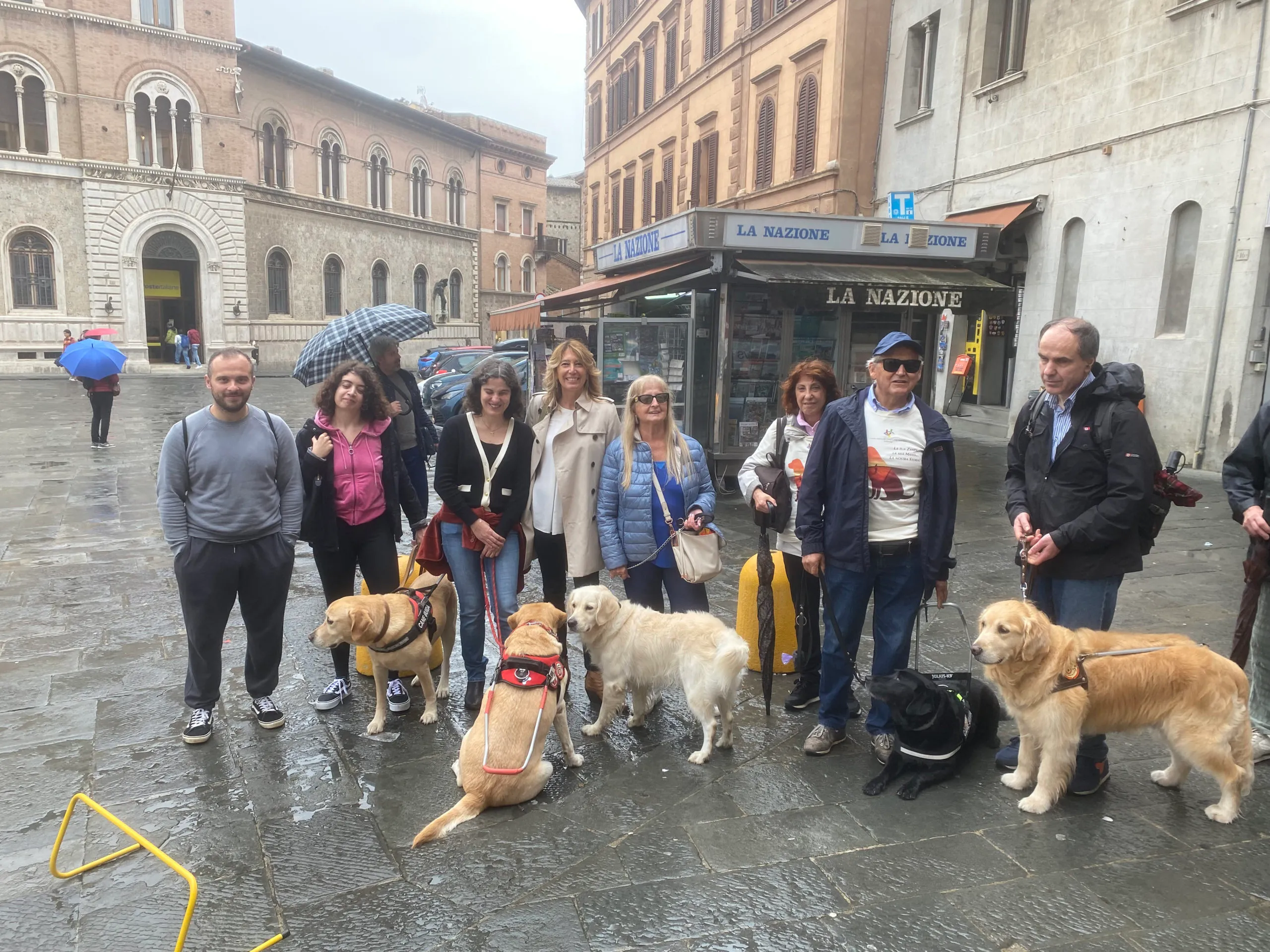 I cani guida dell’Uici si prendono la scena in città e a scuola nella loro giornata. Pecorelli: “Far conoscere la nostra realtà aumenterà anche il volontariato”