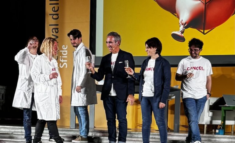 “Il tocco del cuore che batte contro il cancro”. Una sfida recitata dagli scienziati dell’Università di Siena al Festival della Scienza di Genova