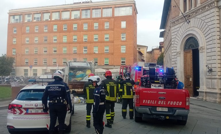 Prende fuoco un mezzo per raccolta rifiuti a Siena, in Piazza Salimbeni