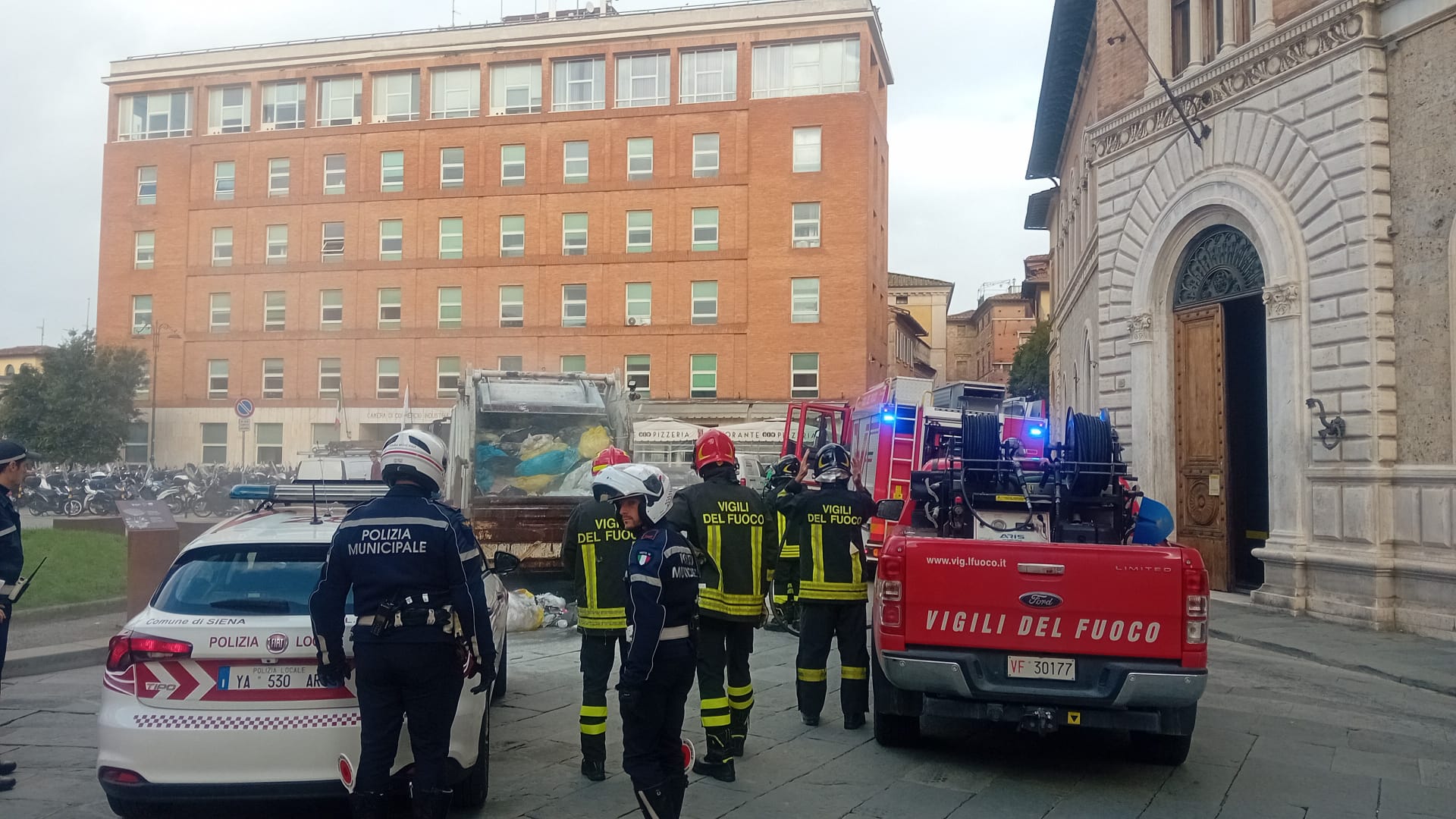 Prende fuoco un mezzo per raccolta rifiuti a Siena, in Piazza Salimbeni