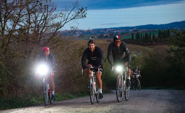 L’Eroica 2024: tornano protagoniste le bici di un secolo e le camere d’aria a tracolla. Oggi più di 4000 ciclisti eroici pedalano tra il Chianti e la Val d’Orcia