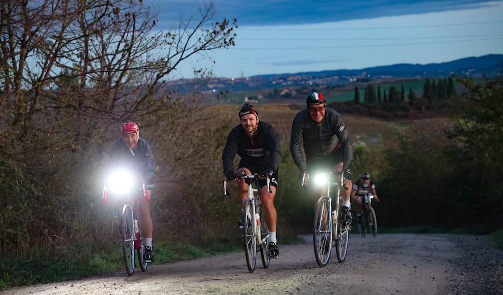 L’Eroica 2024: tornano protagoniste le bici di un secolo e le camere d’aria a tracolla. Oggi più di 4000 ciclisti eroici pedalano tra il Chianti e la Val d’Orcia