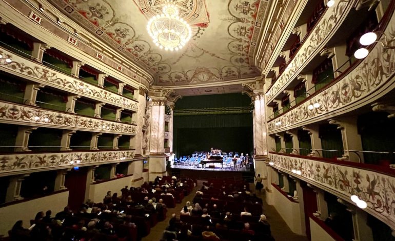 I Teatri di Siena ricordano Glauco Mauri. Sul palco il recital musicale “Madre Terra” con Grazia Di Michele