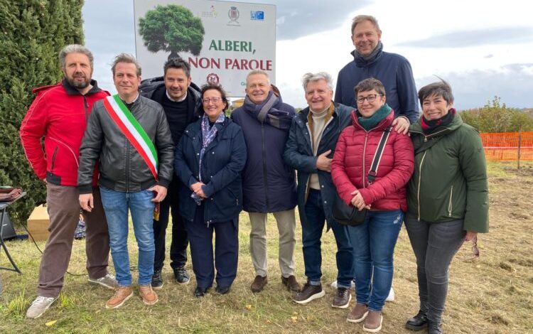 Il Consorzio del Vino Nobile di Montepulciano dona all’ospedale di Nottola un nuovo parco naturale: piantati 1200 alberi