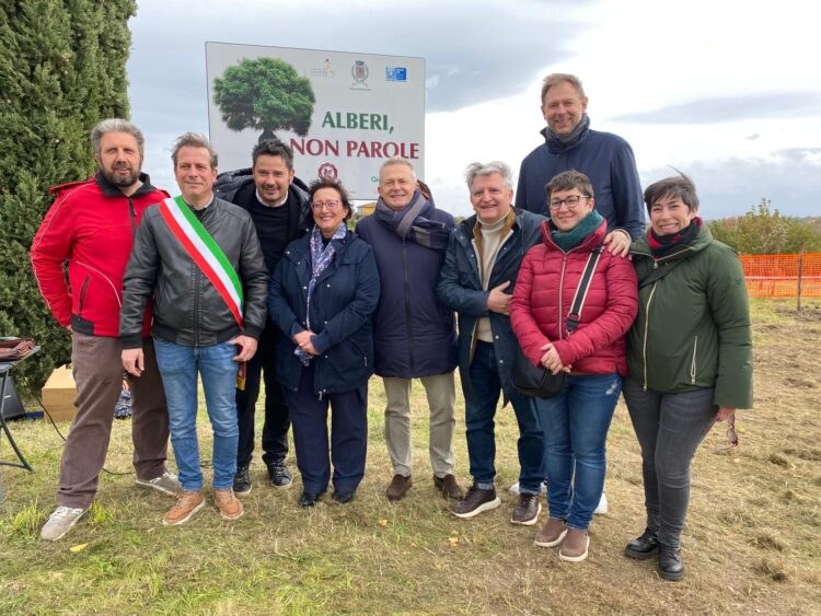 Il Consorzio del Vino Nobile di Montepulciano dona all’ospedale di Nottola un nuovo parco naturale: piantati 1200 alberi