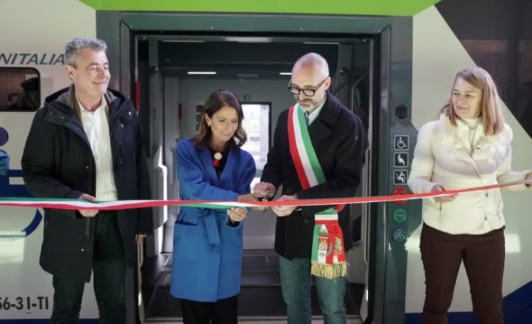 Consegnato il nuovo treno alla ferrovie della Toscana meridionale. Scaramelli: “Fatto il primo passo per migliorare la linea Siena – Roma”.