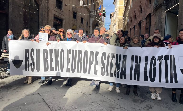 Beko, lavoratori in corteo: “La lotta non ci fa paura”. Il sindaco commosso: “Sono con voi, non mollo”