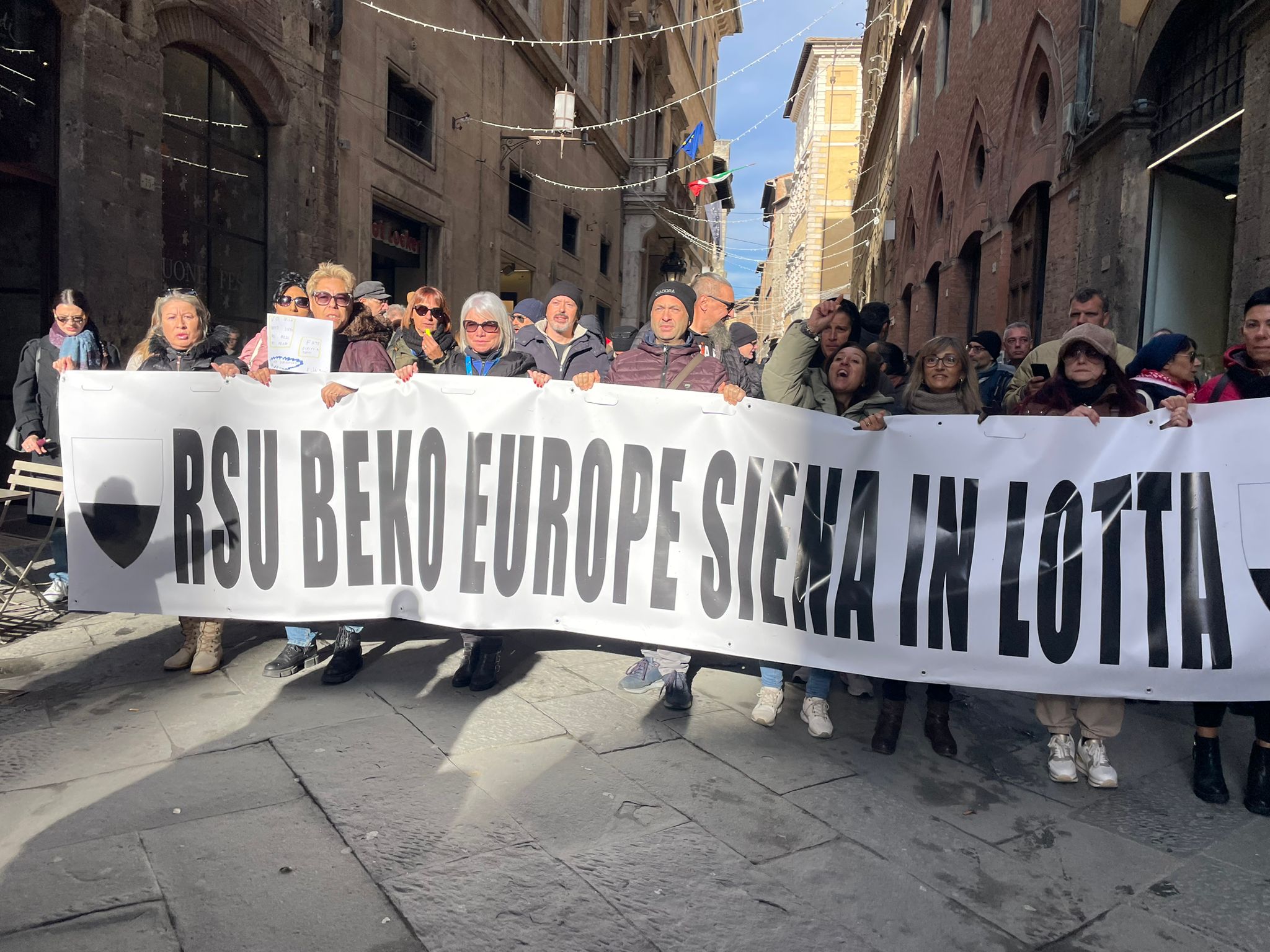 Beko, lavoratori in corteo: “La lotta non ci fa paura”. Il sindaco commosso: “Sono con voi, non mollo”