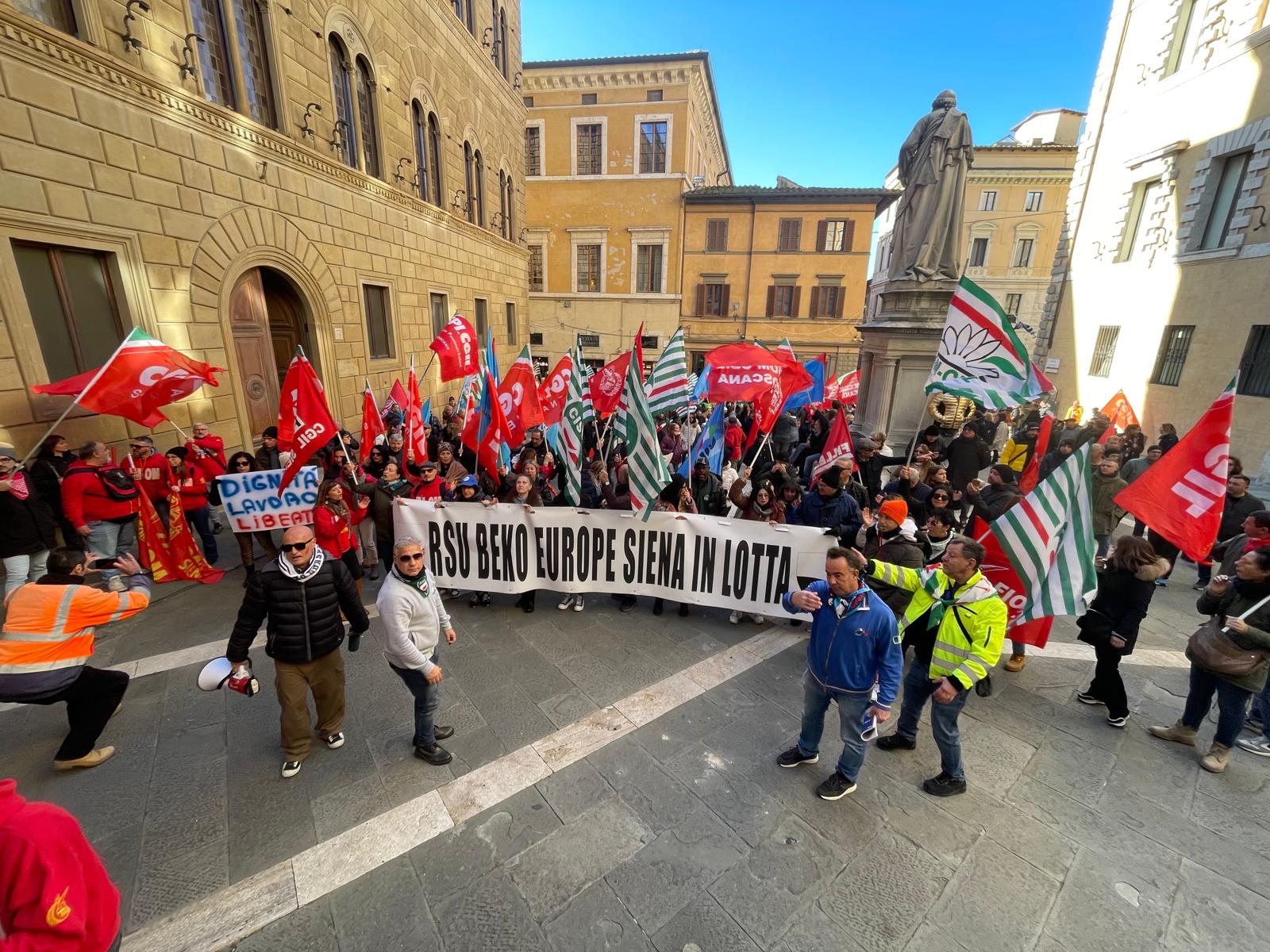 Beko, oltre quattrocento persone al corteo contro la chiusura in viale Toselli