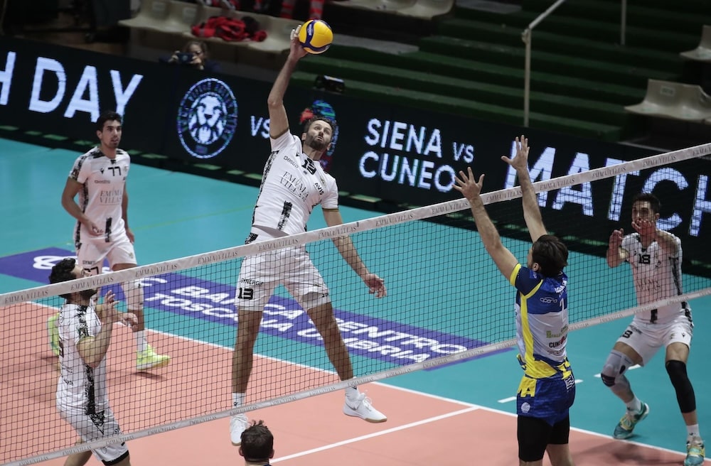 Pallavolo, l’Emma Villas cede al tiebreak con Cuneo. Quarto ko di fila