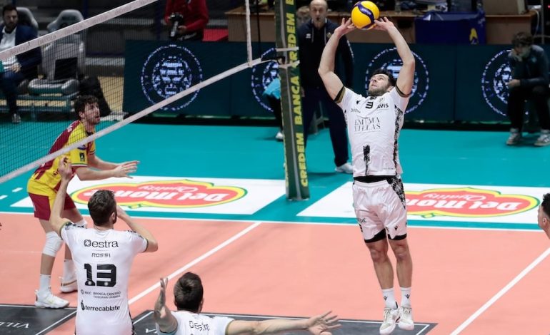 Pallavolo, l’Emma Villas batte Reggio Emilia davanti a una delegazione di dipendenti Beko e torna in zona playoff