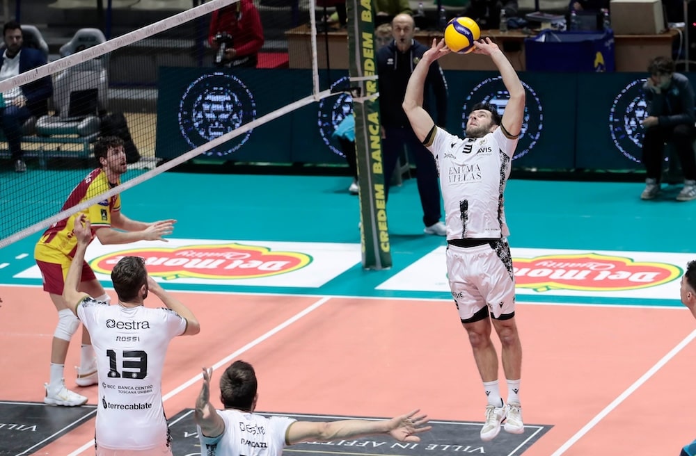 Pallavolo, l’Emma Villas batte Reggio Emilia davanti a una delegazione di dipendenti Beko e torna in zona playoff