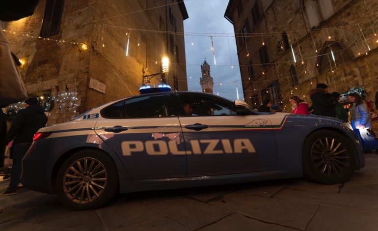 Siena, denunciati due minorenni per tentata rapina in concorso. Avrebbero usato male lo spray al peperoncino contro la presunta vittima spruzzandoselo in faccia