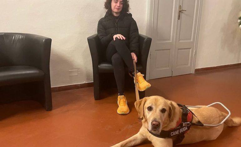 Mandata fuori da un bar perché ha il cane, la rabbia di Roberta: “Devo giustificare i miei diritti come ragazza cieca”