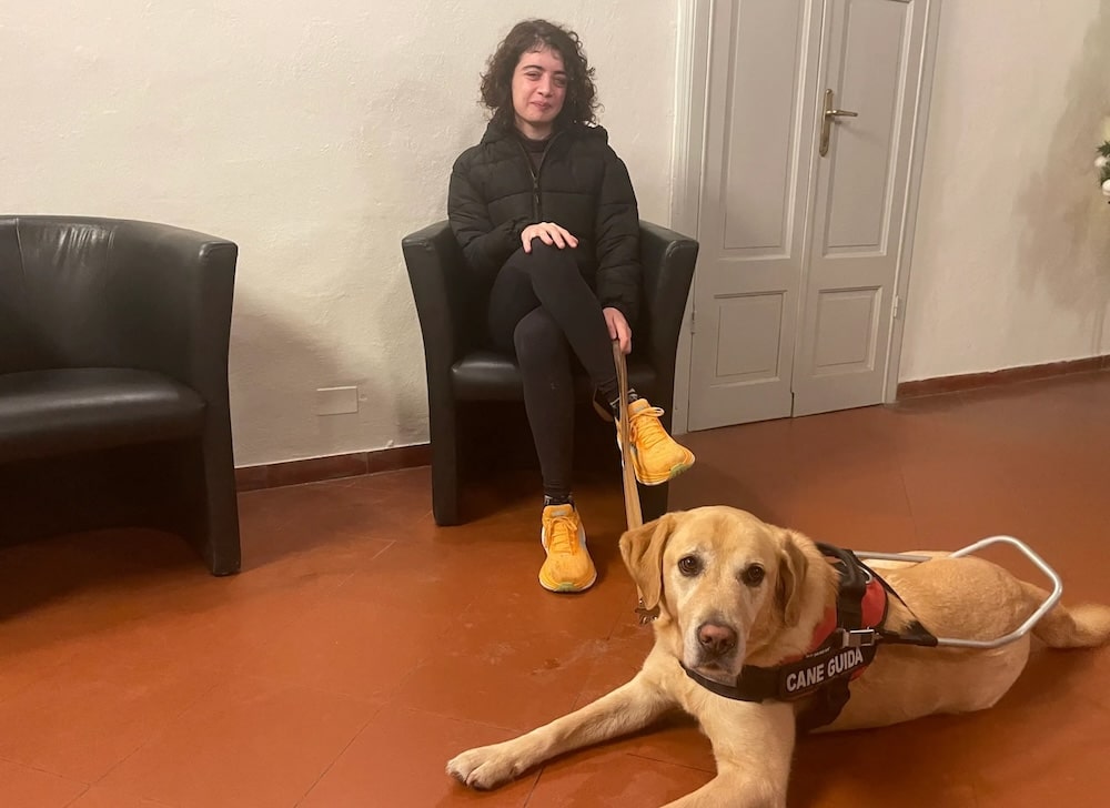 Mandata fuori da un bar perché ha il cane, la rabbia di Roberta: “Devo giustificare i miei diritti come ragazza cieca”